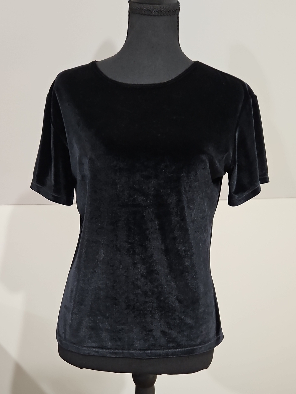 GEMILLI Women's Classic Black Velvet Short-Sleeve Top. Size M